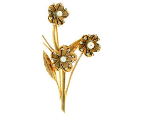 A PEARL BROOCH OF FLOWERS, IN GOLD MARKED 585, 5 CM L APPROX, 5G++LIGHT WEAR CONSISTENT WITH AGE 