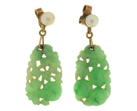 A PAIR OF CARVED JADE AND PEARL EARRINGS IN GOLD, UNMARKED, 30 MM L APPROX++GOOD CONDITION