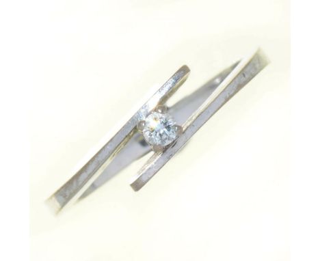 A DIAMOND RING IN WHITE GOLD MARKED 0750, 2.5G, SIZE L++LIGHT WEAR CONSISTENT WITH AGE 