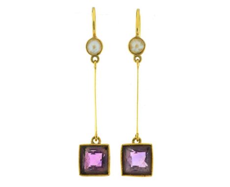 A PAIR OF EDWARDIAN AMETHYST AND SPLIT PEAR BAR DROP EARRINGS, C1910, IN GOLD, UNMARKED, 33MM L APPROX++GOOD CONDITION