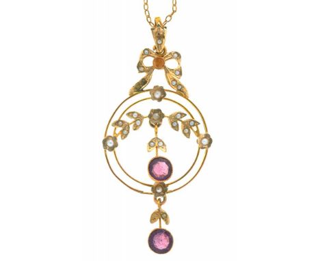 AN ART NOUVEAU AMETHYST AND SPLIT PEARL PENDANT IN GOLD MARKED 9CT, ON GILT BRASS CHAIN, PENDANT 60 MM L APPROX++SOME PEARLS 