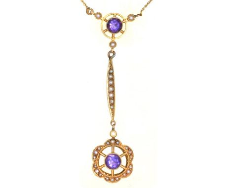 AN ART NOUVEAU AMETHYST AND SPLIT PEARL PENDANT IN GOLD MARKED 15CT, ON GOLD CHAIN, 3.5G++LIGHT WEAR CONSISTENT WITH AGE 