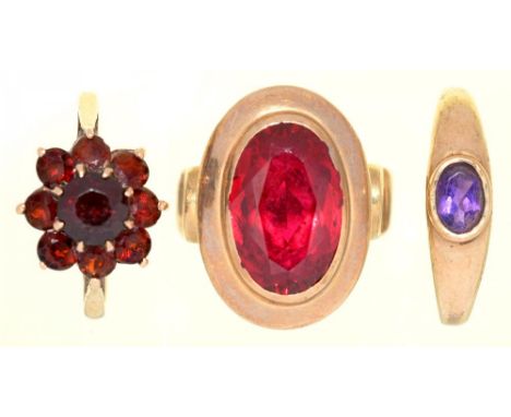 A SYNTHETIC RUBY RING IN GOLD, CONTROL MARK, MAKER GOME, AN AMETHYST RING IN 9CT GOLD AND A GARNET CLUSTER RING IN 9CT GOLD, 