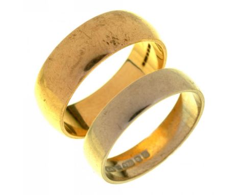 A 9CT GOLD WEDDING RING AND ANOTHER IN 9CT WHITE GOLD, 8G, SIZES M½  AND P++LIGHT WEAR CONSISTENT WITH AGE 