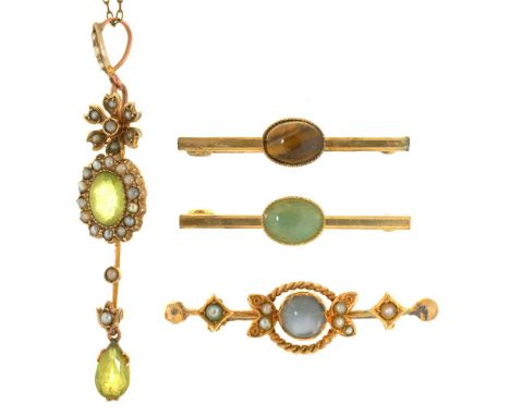 AN ART NOUVEAU PERIDOT AND SPLIT PEARL PENDANT IN GOLD ON GILT BRASS CHAIN, PENDANT 55 MM L, A VICTORIAN MOONSTONE AND SPLIT 