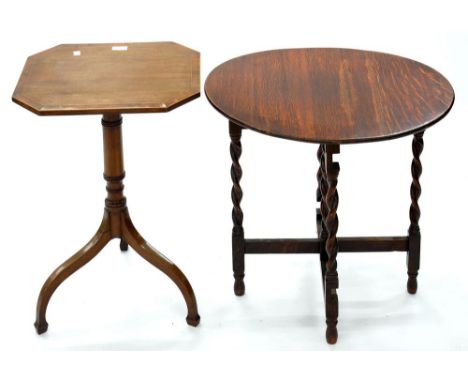AN EDWARDIAN INLAID MAHOGANY TRIPOD TABLE, 57CM H X 43CM W AND AN OAK FOLDING OCCASIONAL TABLE ON SPIRAL TURNED LEGS, 51CM H 