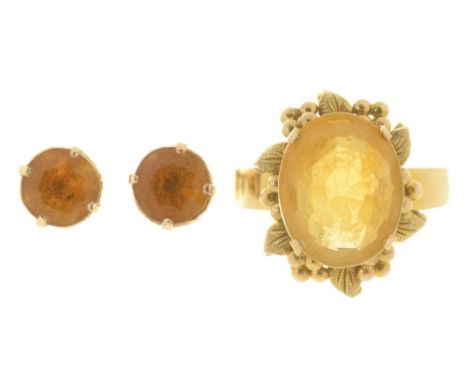 A CITRINE RING IN GOLD MARKED 14K 585, SIZE M AND A PAIR OF CITRINE STUD EARRINGS, IN GOLD, UNMARKED, 7G++LIGHT WEAR CONISTEN