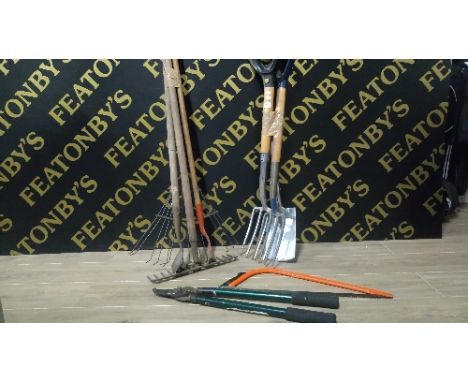 BUNDLE OF GARDEN TOOLS