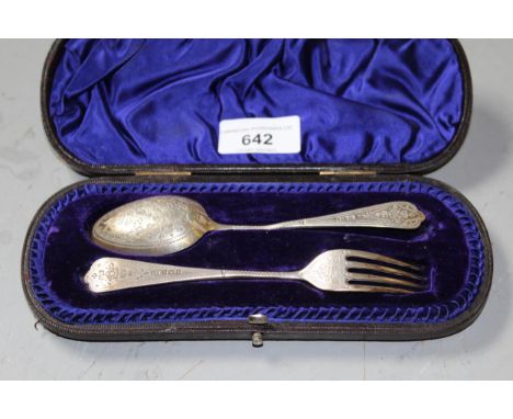 Cased Sheffield silver spoon and fork with engraved floral decoration, 1.4oz 