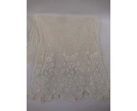 Ladies early 20th Century lacework scarf (at fault) 