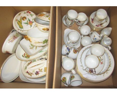 Large quantity of Royal Worcester Evesham pattern dinner and teaware 