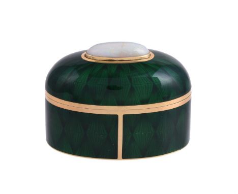 λ AN 18 CARAT GOLD, ENAMEL AND OPAL OVAL BOXGERALD BENNEY, LONDON 1975With green translucent enamel over a diamond pattern gr