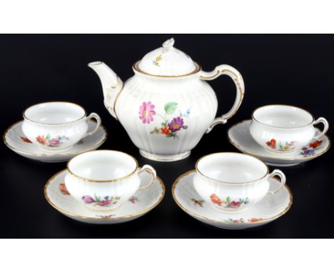 KPM Berlin Rocaille Teekanne mit 4 Teetassen, tea pot with 4 tea cups,9-teiliges Porzellan, Königliche Porzellanmanufaktur Be