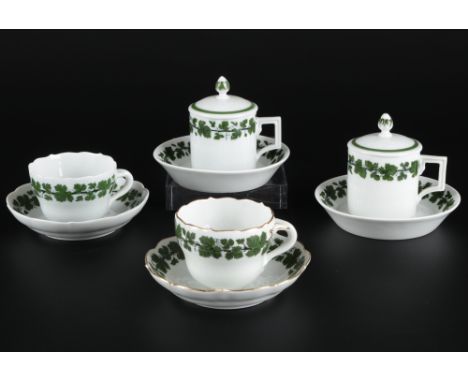 Meissen Weinlaub 4 Tassen, 4 cups, Porzellan, blaue Schwertermarke 1. und 2. Wahl, Dekor Weinlaub, 2x Deckeltassen Knaufmarke