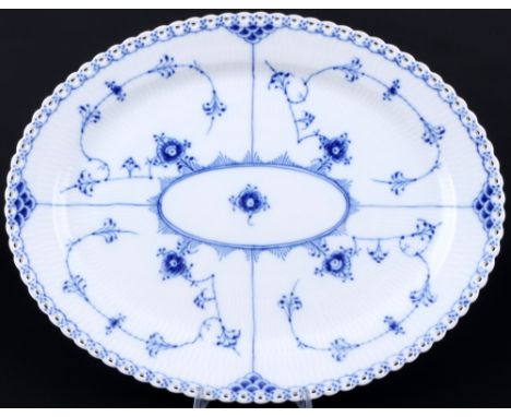 Royal Copenhagen Musselmalet Vollspitze Beilagenplatte 1148, full lace platter 1st choice,Porzellan, Dänemark, mit grüner Fir