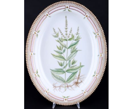Royal Copenhagen Flora Danica große ovale Prunkplatte 3517, large oval platter 1st choice,  Porzellan, Dänemark, mit grüner F