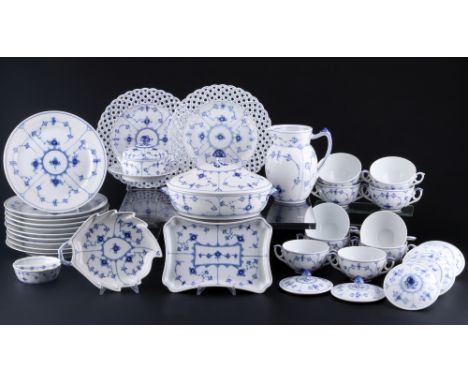 Royal Copenhagen Musselmalet Gerippt umfangreiches Speiseservice, large dinner service,38-teiliges Porzellan, davon 12 Teile 