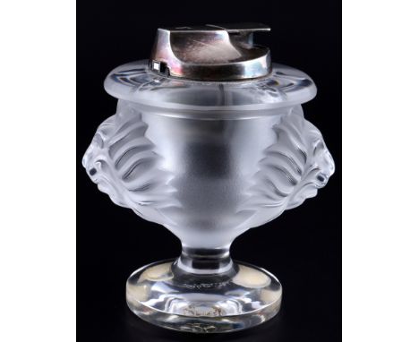 Lalique Tete de Lion Tischfeuerzeug, lion head table lighter,Kristall, Frankreich, am Boden signiert Lalique France, Serie te