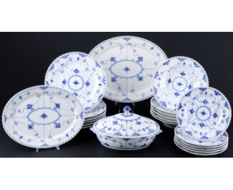 Royal Copenhagen Musselmalet Vollspitze Speiseservice, dining service,21-teiliges Porzellan, Dänemark, am Boden mit grüner Fi