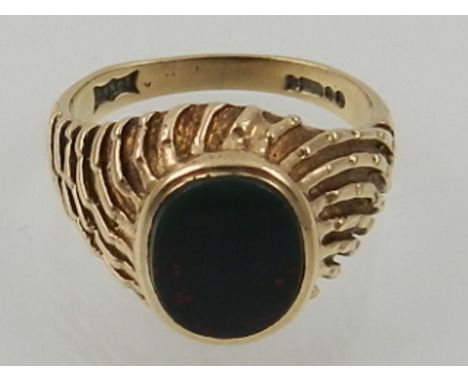 A 9 carat yellow gold and bloodstone set gents signet ring. 