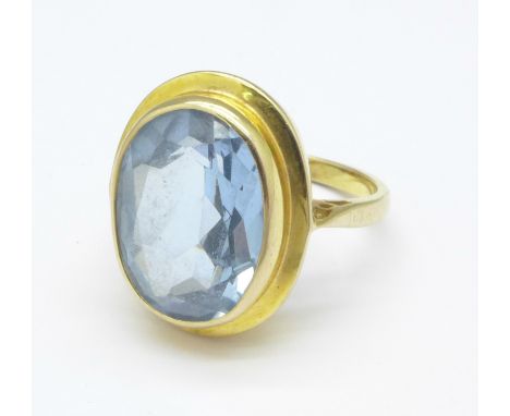 A yellow metal aquamarine set ring, 4.2g, K