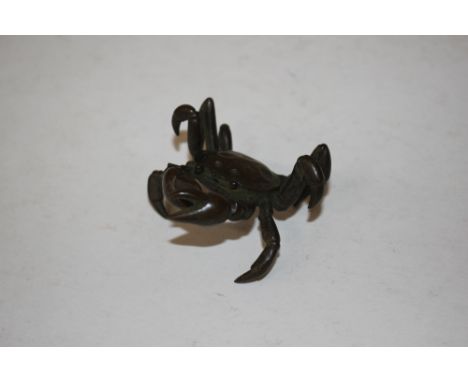 An oriental bronze model of a crab, 6cm