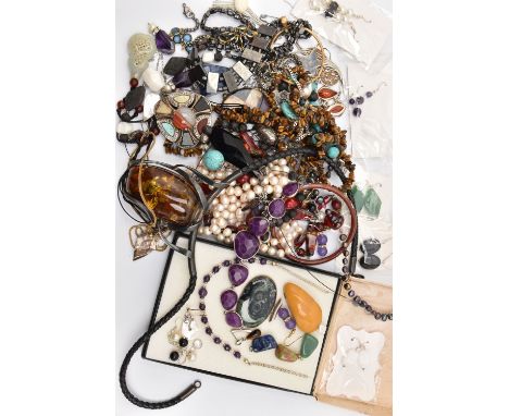 A BAG OF ASSORTED SEMI-PRECIOUS GEMSTONE JEWELLERY, to include a large copal amber pendant and black cord necklace, a tigers 