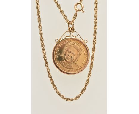 A ONE CROWN MOUNTED COIN PENDANT WITH CHAIN, the coin depicting Queen Elizabeth the Queen Mother 1900-1980 One Crown, dated 1