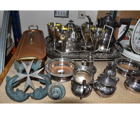 A GROUP OF METALWARES to include a twentieth-century 'Mauviel Villedieu' hand-hammered copper fish kettle, a metal door knock