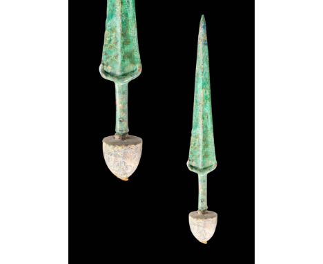 Ca. 1100 - 900 BC.
A bronze dagger with a long, tapering blade, a prominent large polygonal midrib and a gracefully curved gu