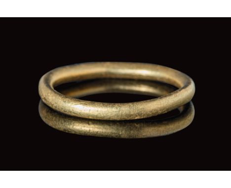 Ca. AD 400 - 600.A solid gold finger ring with a round hoop with polygonal section and polished surface. For similar see: The