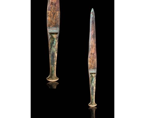 Ca. 1200 - 800 BC.
A cast bronze sword featuring a robust blade with sharpened edges. The recessed handle and lunate pommel m