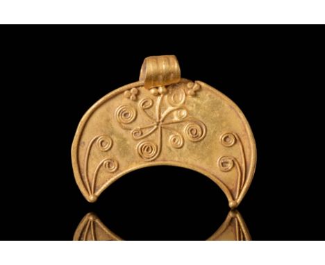 Ca. 300 - 100 BC.
A gold lunar-shaped pendant features a crescent form, symbolising the moon, crafted with smooth, curved lin