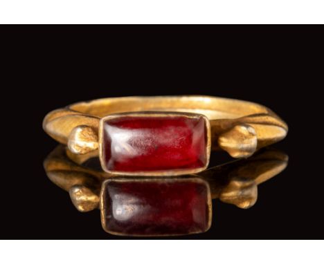 Ca. 500 - 700 BC.
An Byzantine ring featuring a garnet set between two birds. Modelled in gold, the ring displays a knife-edg