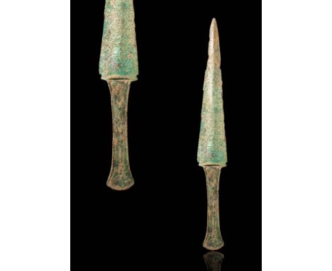 Ca. 1200 - 800 BC.
A bronze dagger with a flanged hilt and blade finely cast in one piece. The tapering double-edged blade fe