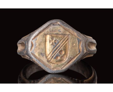 Ca. AD 1300 - 1500.
A silver gilt ring with a hoop embellished with two prominent ridges, widened at the shoulders to form a 