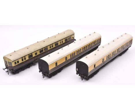 3x O gauge coarse scale GWR corridor coaches. Kit-built on wooden chassises. An Autocoach, 187. Together with 2x Brake Third 