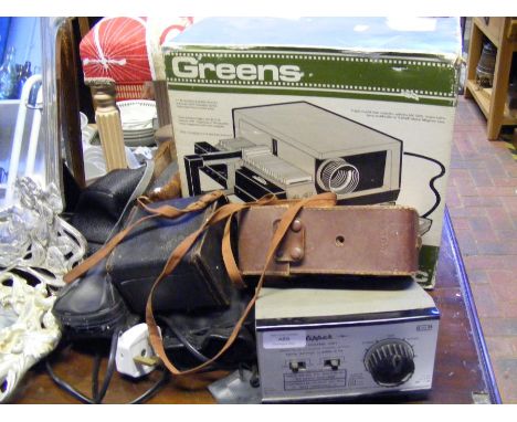 Assorted vintage photographic equipment, including a slide projector 