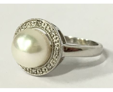 A 9 carat white gold cultured pearl and diamond ring (size N 1/2).
(R10)