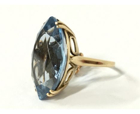 A 9 carat gold ring set with large blue stone (size L).
(R1)