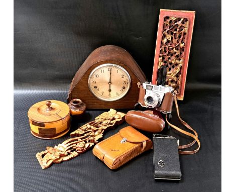 ASSORTMENT OF VINTAGE ITEMS including Art Deco oak mantle clock by Garrard Clocks Ltd, Japanese style shelf in red and gilt, 