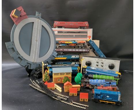 QUANTITY OF 00 GAUGE MODEL RAILWAY ITEMS including various engines Wrenn 2085 CR Locomotive, Lima 'City of London 87005, Horn