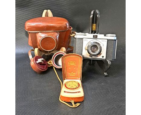 ZEISS IKON CONTINA PRONTOR-SVS CAMERAin case, together with two additional lenses in individual case; and a cased Ikophot lig
