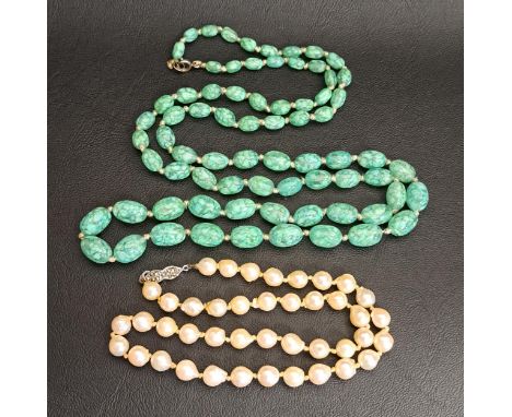 MOTTLED GREEN GLASS BEAD NECKLACE AND A PEARL NECKLACEthe graduated glass bead necklace 93cm long; and the pearl necklace 44c