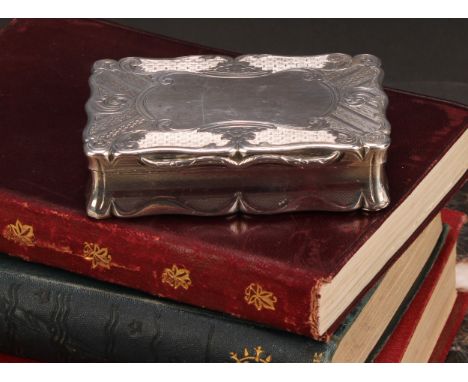 An early Victorian silver shaped rectangular snuff box, engraved with flowers and leafy scrolls, gilt interior, 8.5cm wide, B