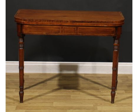 A Regency rosewood crossbanded mahogany card table, hinged top enclosing a baize lined playing surface, turned legs, 73cm hig