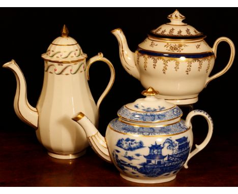 A New Hall coffee pot and cover, of facetted form, the rim and cover decorated with feathery leaves, gilt line detail, 25cm h