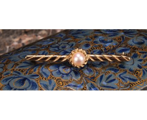 A 9ct gold and pearl tie pin, the central cultured pearl set within a rope twist circular border on a wrythern bar, 6.7g gros