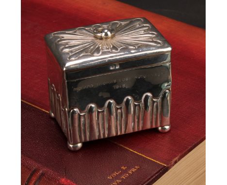 An Edwardian silver half-fluted retangular tea caddy, of George III design, hinged cover with loose-ring handle, bun feet, 7.