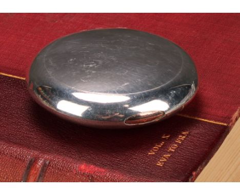 A George V silver squeeze-action snuff box, quite plain, gilt interior, 7.5cm wide, London 1913 